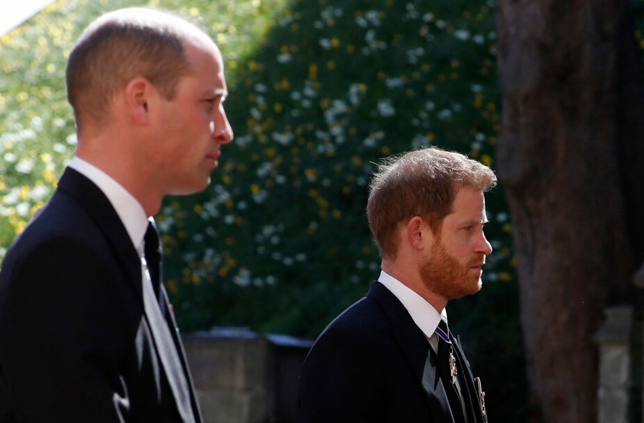 KJØLIG FORHOLD: Ifølge britiske medier er forholdet mellom William og Harry på frysepunktet. Her er de avbildet sammen i begravelsen til Prins Phillip, 17. april.