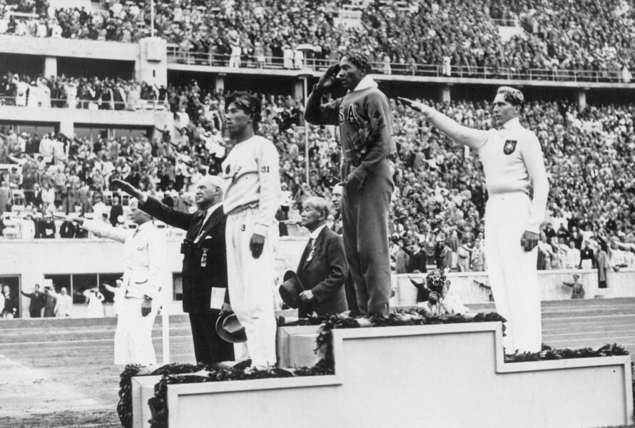 STARTEN PÅ ET VENNSKAP: Jesse Owens tok gull i lengde i Berlin-OL. Men han vant også vennskapet til nazi-Tysklands ur-arier, favoritt og store håp Ludwig Luz Long (t.h.)
