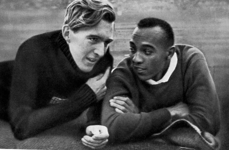 <b>FINALEPRAT:</b> Luz Long og Jesse Owens småpratet i en pause mellom kvalifiseringen og finalen i OLs lengdekonkurranse