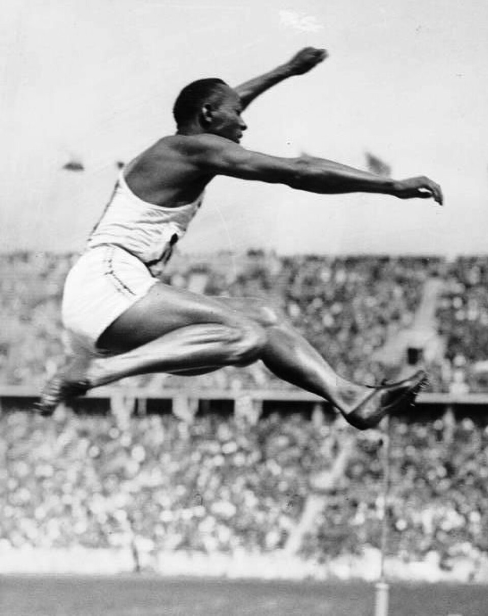 NERVØS: Jesse Owens holdt på å ryke ut av lengdekvalifiseringen under OL i Berlin. Den tyske rivalen Luz Long snakket ham til fornuft.