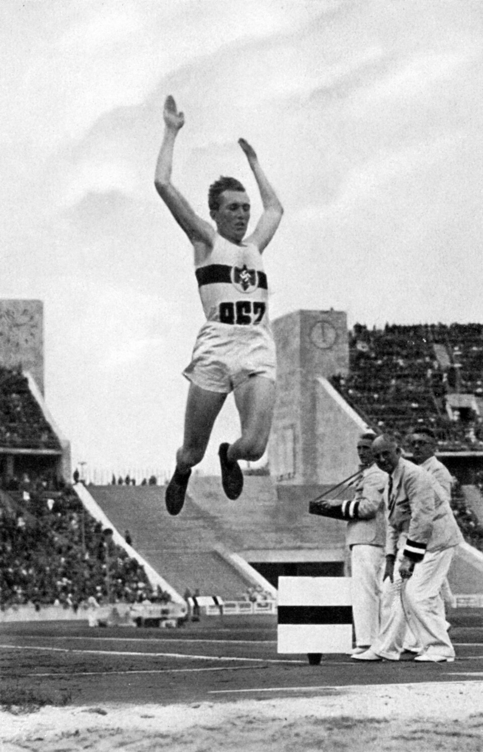 KRISE FOR HITLER: Luz Long var nazistenes store OL-håp. Hoppet på 7,87 meter var godt nok til sølv - bak Jesse Owens.