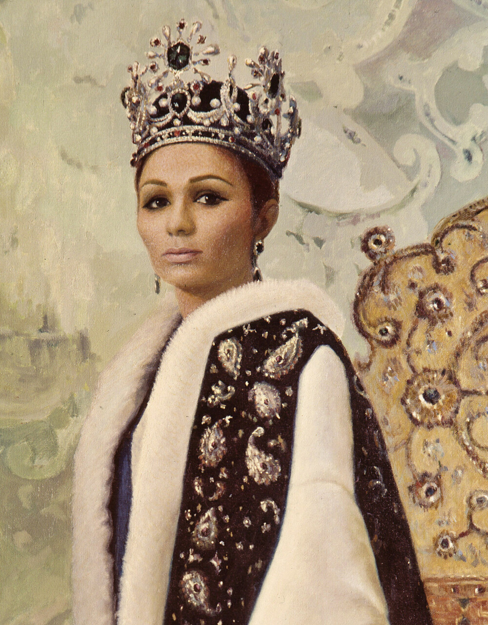 <b>KRONET AV SIN MANN:</b> I 1967, da sjahen hadde vært monark i 25 år, kronet han seg og sin kone til keiser og keiserinne av Iran. En overdådig tiara til den nye keiserinnen ble spesiallaget for anledningen.