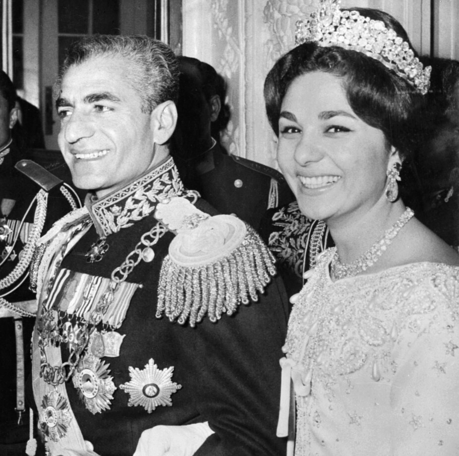 <b>NYGIFTE:</b> Sjahen av Iran, Mohammad Reza Pahlavi, med sin vakre kone, Farah Diba, poserer smilende for fotografene under bryllupsfesten i Tehran, 21. desember 1959.