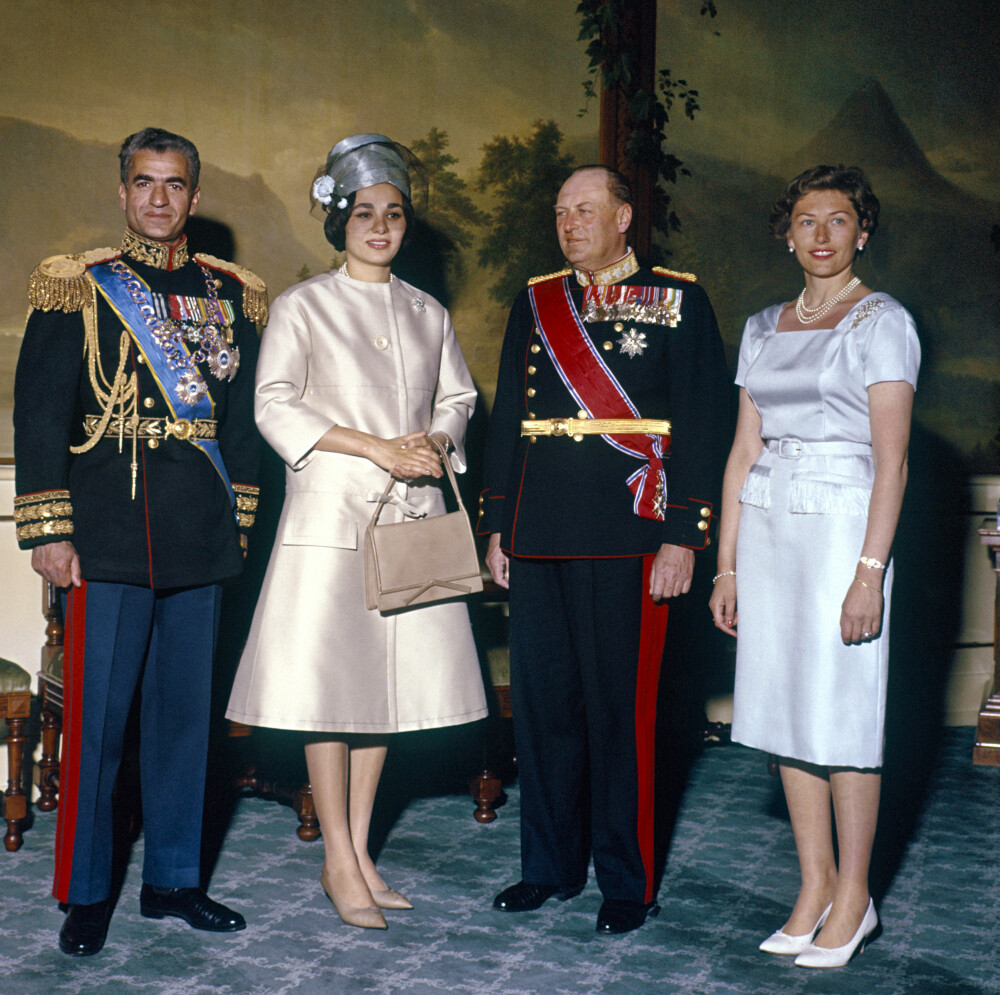 <b>PÅ NORGESBESØK: </b>I mai 1961 var sjahen og dronning Farah på besøk på slottet i Oslo hos kong Olav og prinsesse Astrid, som da var Norges førstedame.