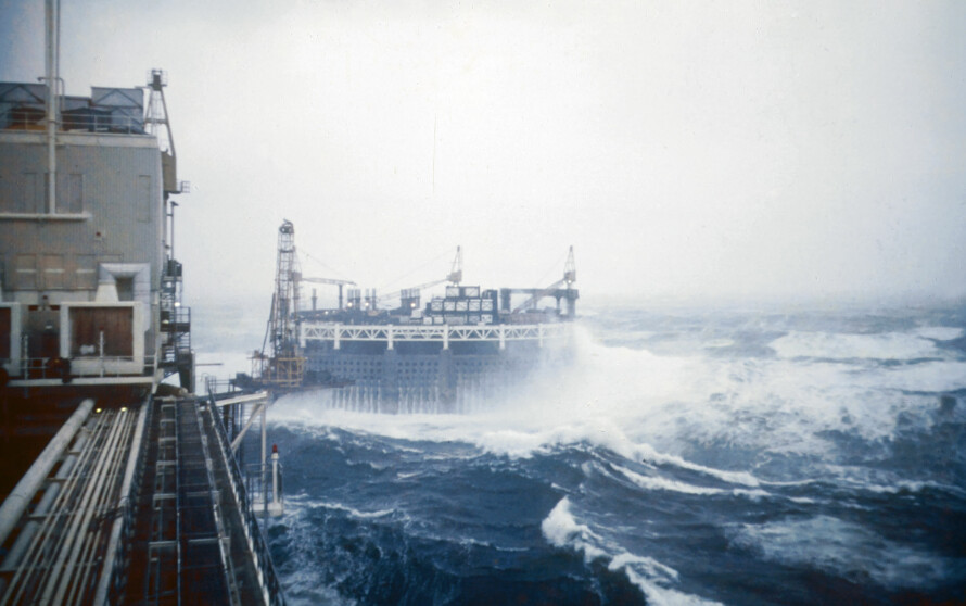 MYE VÆR: Det er værhardt på Ekofisk. Det verste været opplevde anlegget i desember 1990. To dager med orkan og opp til 26 meter høye bølger rystet anlegget. De største bølgene slo over beskyttelsesveggen, og fra kontrolltårnet opplevde man at Tanken i noen øyeblikk var helt borte i sjø og skum.