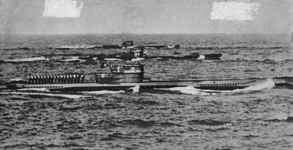 <b>JEGERNE:</b> En «wolf-pack», ulveflokk. Betegnelsen på tyske ubåter som jaktet i flokk. Her fra Atlanterhavet i 1943. De var dødelig farlige inntil sjøfolkene på handels-skipene presset dem i dypet.