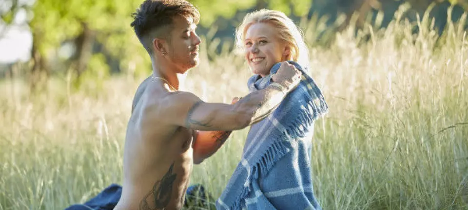 Josefine Pettersen slår et slag for kondomen i sexy video