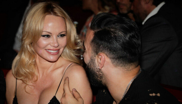 VOKSEN: Pamela Anderson er lett gjenkjennelig. Her sammen med den franske fotballspilleren Adil Rami.