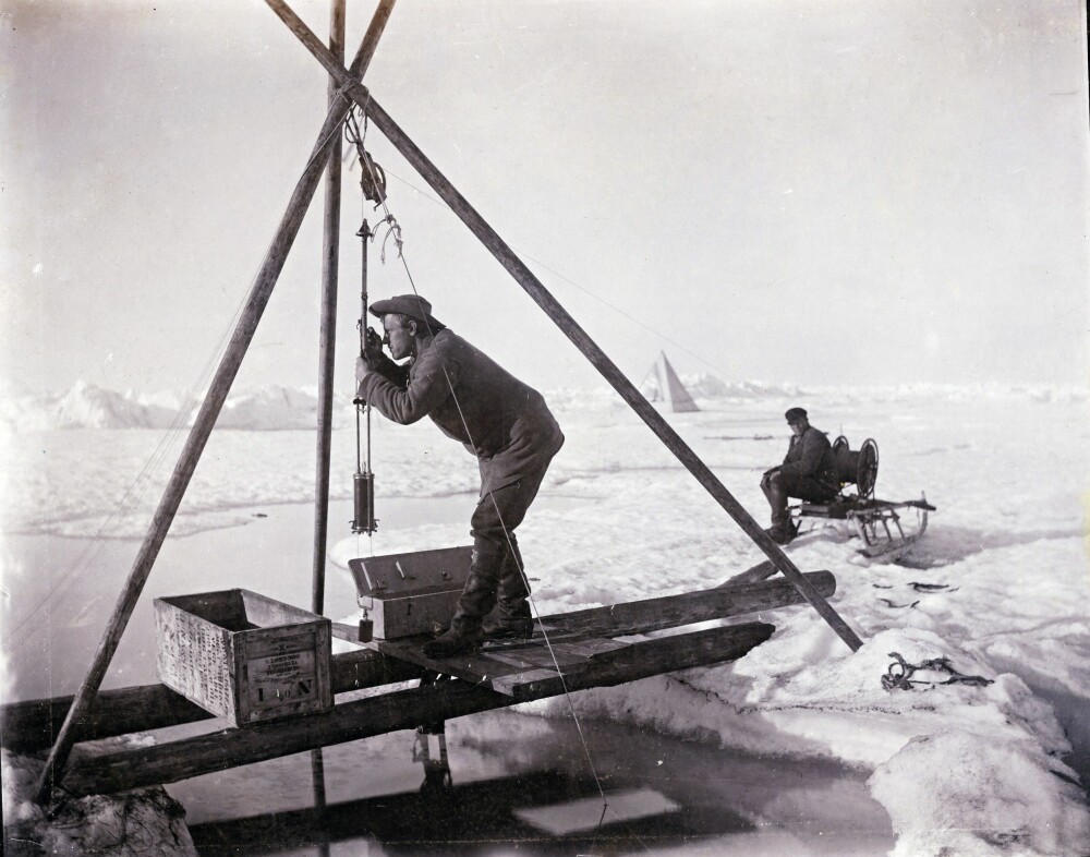 <b>AMMUNISJON:</b> Nansen brukte Norsk forskning i polare områder for alt hva det var verdt mot svenskene. Her representert ved ham selv under Fram-ekspedisjonen, der han leser av vanntemperatur i havet.