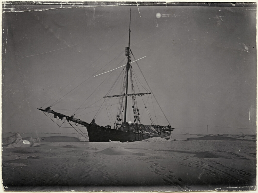 <b>− JUKS, SA SVENSKENE:</b> Roald Amundsens polarskute Gjøa måtte over-vintre ved King point etter å ha seilt Nordvest-passasjen. Amundsen selv måtte bruke hunder over landjorden for å komme frem til en telegrafstasjon. 