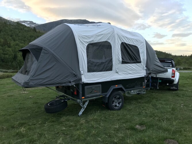 <b>CAMPINGVOGN:</b> Med oppblåsbare teltstenger reiser campingvognen seg på 90 sekunder uten fortelt. 