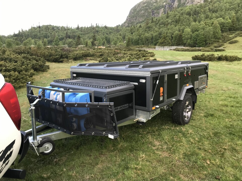 STØTTEBEN: Opus Camper Off Road Extreme har støtteben, reservehjul og flere oppbevaringsrom for blant annet gassbeholdere. Helt foran på vognen er det plass til plastdunker for ferskvann og gråvann. Taket på lokket kan utstyres med stativ for sykkel og kajakk.