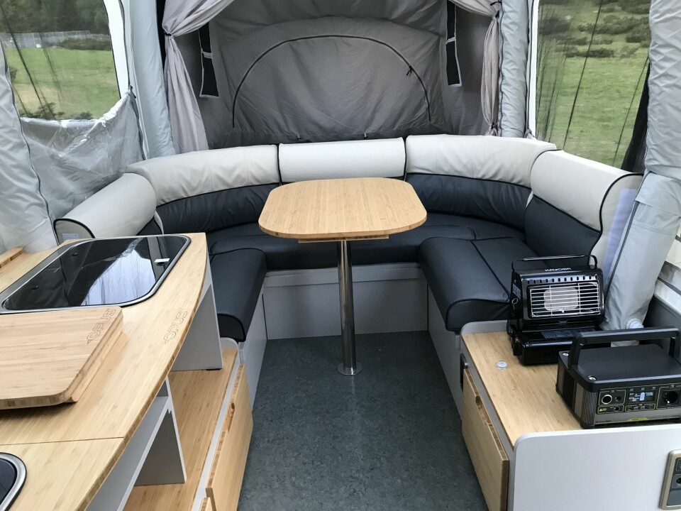 BYGGESETT: Det går raskt å bygge opp møblementet, som sittegruppen og kjøkkenet. Langs gulvet finnes flere oppbevaringsrom, og vognen er utstyrt med 12V- og 230V-kontakter.