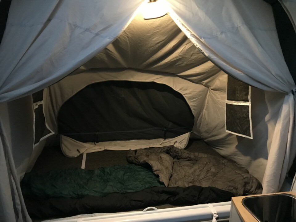 SENG: Sengene i hver ende av vognen måler 190 x 140 centimeter, noe som betyr visse begrensinger for lange personer. Sengebunnen er undersiden på lokket som er utstyrt med madrass.