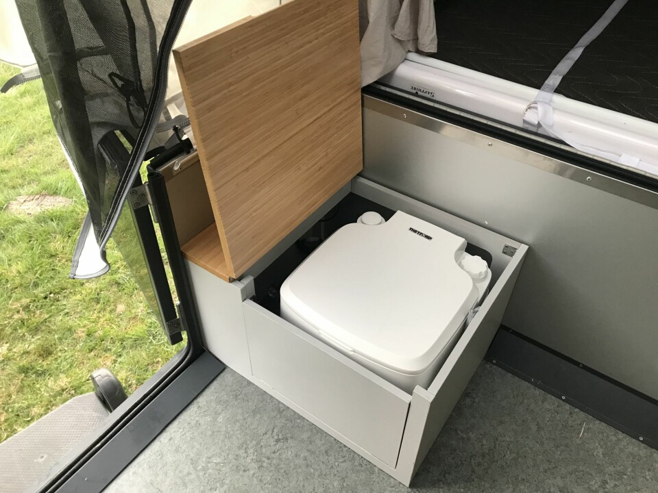 NØDSFALL: Porta potti toalett ved inngangen.