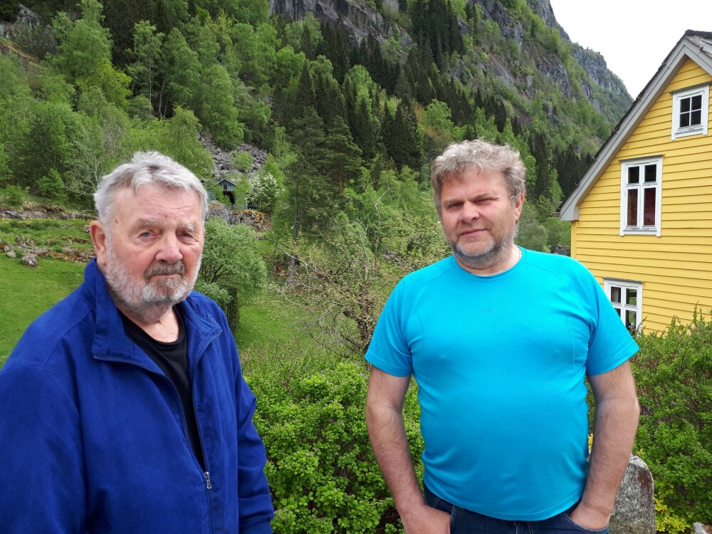 <b>FORVALTER MINNET:</b> Lokaljournalist Jan Gravdal og dagens eier av Tjødnadalen gård, Anders Gavle.