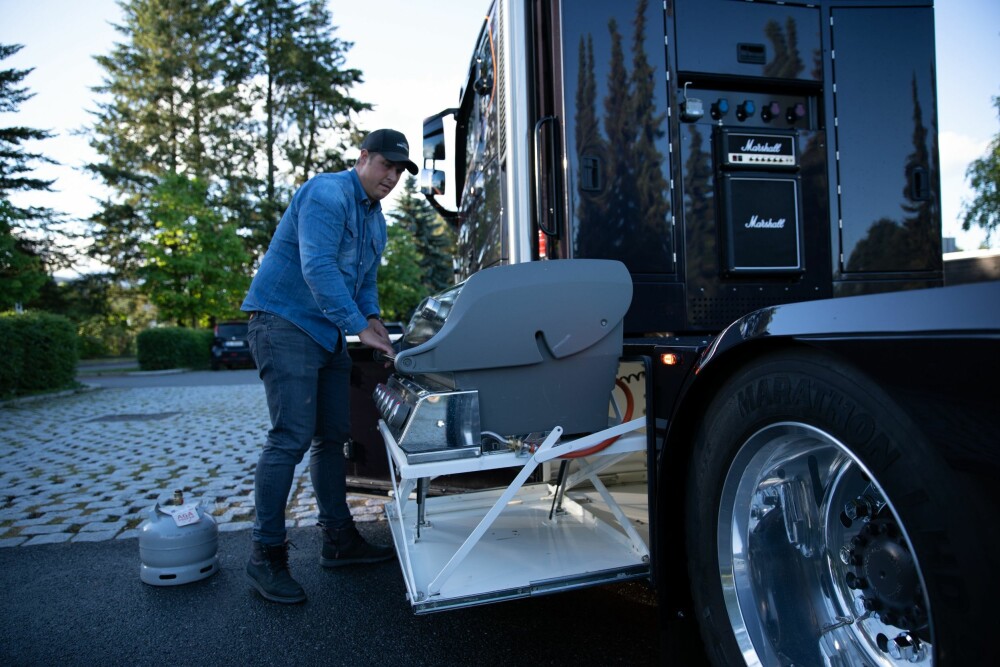 <b>PIT BOSS:</b> Volvos spesiallagde trekkvogn med innebygd gassgrill har allerede fått betydelig oppmerksomhet. Her har prosjektleder Even G. Øimoen inntatt rollen som grillmester.