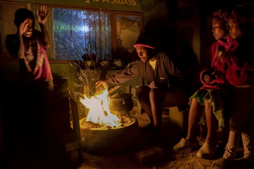 <b>SLUMHJEM:</b> Dagen er over i slumbyen DRC og Elliot fyrer et bål både for å holde varmen og lage litt mat til familien. Noen minutter unna med bil ligger dyre restauranter og fancy hoteller, tiltenkt etterkommerne av dem som tok Elliots forfedres land og liv. 