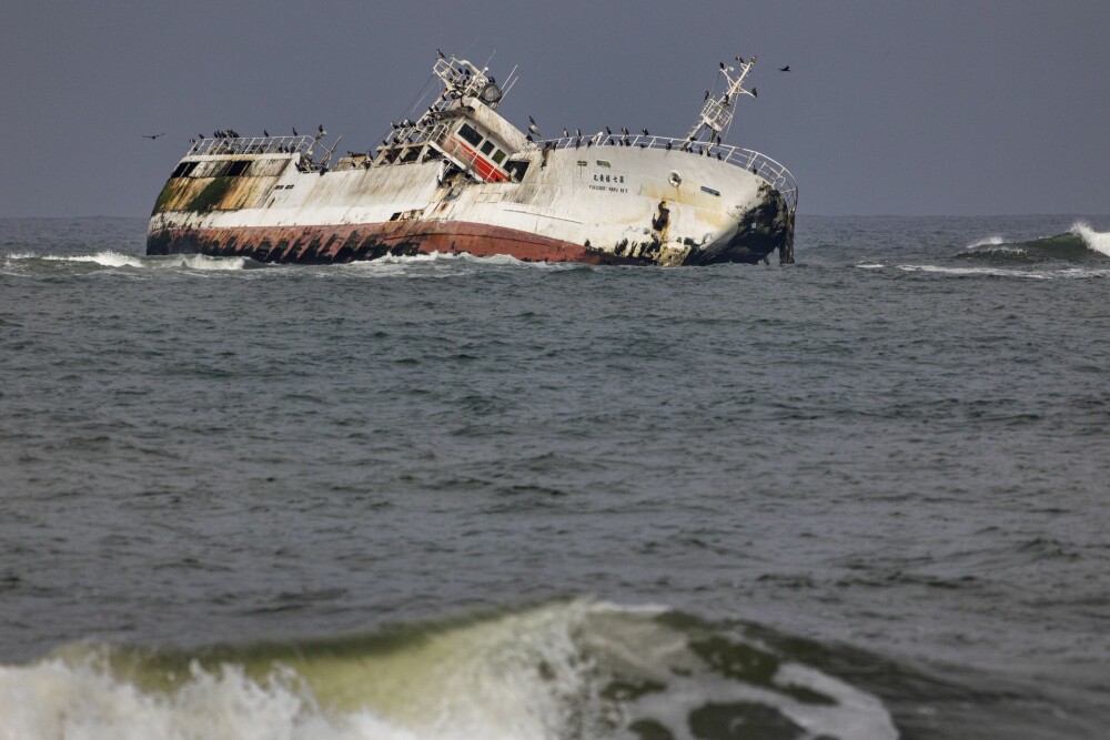 <b>SKJELETT­KYSTEN:</b> Blant hvalskjeletter, en skatt og skipsvrak ligger «Fukuseku Maru» etter grunnstøting i 2018. 