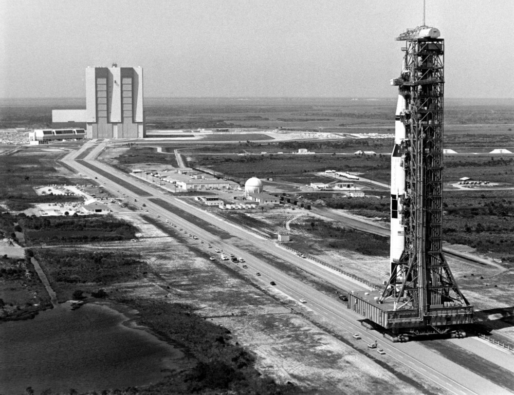 <b>KENNEDY SPACE CENTER:</b> En Crawler med utskytingsplattformen og Saturn V-rakett i lusetempo mot Launch Pad 39B i mars 1969.