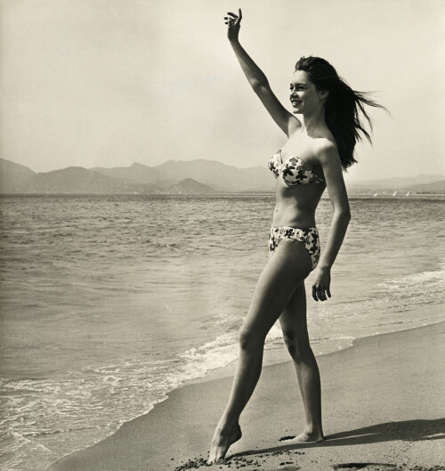 <b>BRIGITTE BARDOT, 1952:</b> De tre B-ene som satte fyr på kinolerretet i 1950-årene: Brigitte Bardot i bikini. Scenene i filmer som «Le Trou Normand» (bildet), «Manina, jenta i bikinien» og spesielt «Og Gud skapte kvinnen» var reneste reklameplakaten for bikinien. «Bardot gjorde mer for den franske handelsbalansen enn bilindustrien», ifølge en begeistret finanspolitiker. Bardot var også den første som gjorde det til en vane å vise seg frem i bikini under filmfestivalen i Cannes. 
