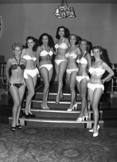 <b>MISS WORLD, 1951:</b> Den aller første Miss World-konkurransen ble avholdt i London, og svenske Kicki Håkansson (nr. to fra venstre) vant. Imidlertid ble mange, inkludert Paven, opprørt over bildene av vakre kvinner i bikini, og arrangøren innførte justeringer. Håkansson er fortsatt den eneste Miss World som er kronet i bikini, og ikke i mer tekkelig badedrakt eller kjole.