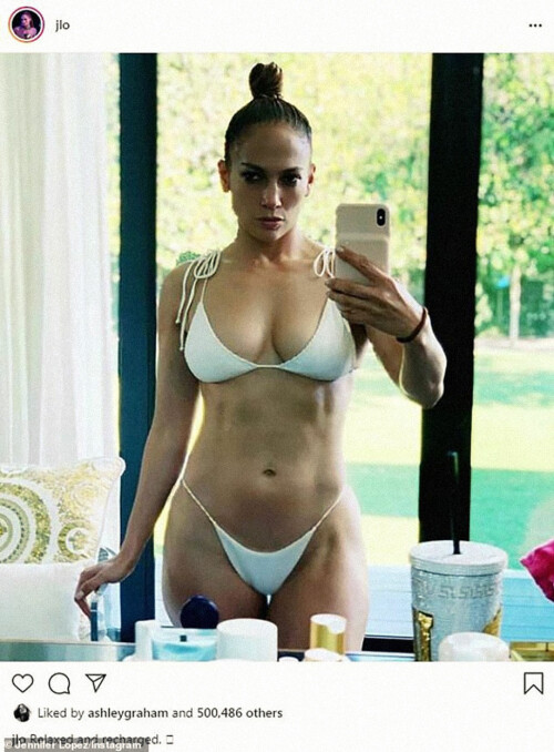 <b>JENNIFER LOPEZ, 2021:</b> Hvis det skulle trenges bevis for at bikinien lever i beste velgående etter 75 år, så er de lette å finne. Jennifer Lopez, med 153 millioner følgere på Instagram, er en aldeles utmerket representant for de nye tidene. Med sine 51 år slår hun med denne selfien også effektivt hull på myten om at bikinien bør legges vekk ved fylte 47, slik en undersøkelse blant britiske kvinner nylig kom frem til. Det er bare å kjøre på!