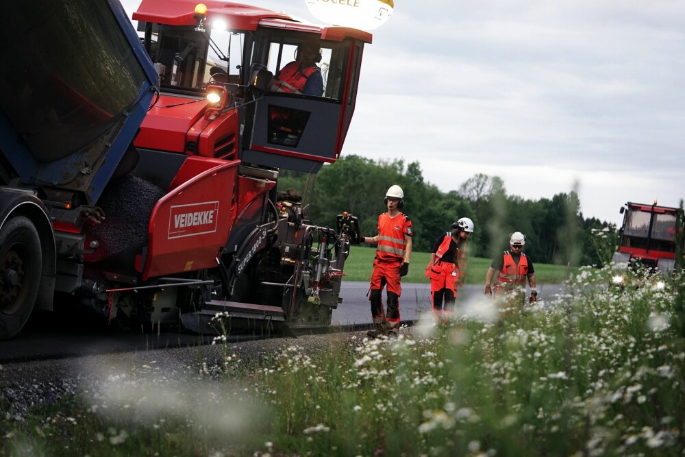<b>ASFALTTID:</b> Sommeren er høytid for asfaltlegging. Fra venstre: Henrik Syversen, Anna-Siri Wengen og Joakim Thorgersen.