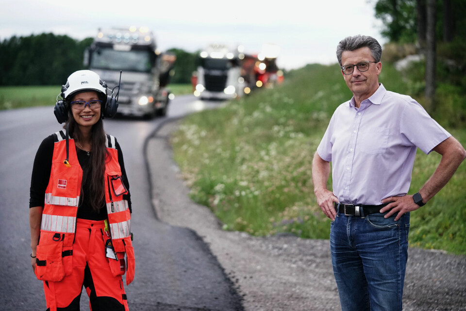 PÅDRIVER: Ole Johan Bakker er nabo og pådriver for asfaltering av fylkesvei 124. I fem år jobbet han for å få nytt dekke på veien. Nå er eneste hake at farten kanskje blir for høy blant entusiastiske bilister. Her med anleggsleder Anna-Siri Wengen.