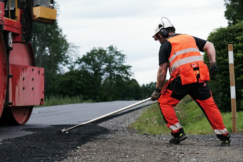 <b>RÅ KRAFT:</b> Maskinene har gjort asfaltleggingen lettere, men ved avkjørsler er det klassiske redskaper og rå muskelkraft som gjelder for arbeidsleder Joakim Thorgersen.