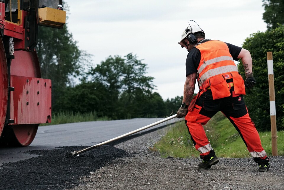 RÅ KRAFT: Maskinene har gjort asfaltleggingen lettere, men ved avkjørsler er det klassiske redskaper og rå muskelkraft som gjelder for arbeidsleder Joakim Thorgersen.