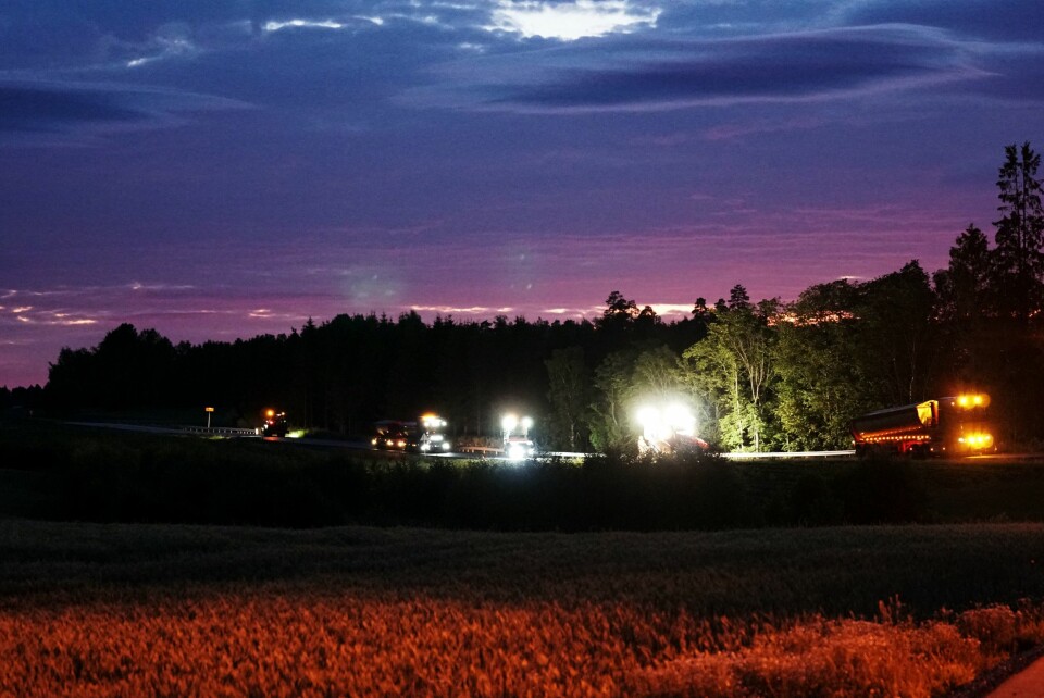 SKYTTELTRAFIKK: Oppunder ti lastebiler går i skytteltrafikk mellom asfaltverket i Moss og den flombelyste asfaltutleggeren på fylkesvei 124 ved Askim. I løpet av natten legges drøyt 1000 tonn asfalt på veien.