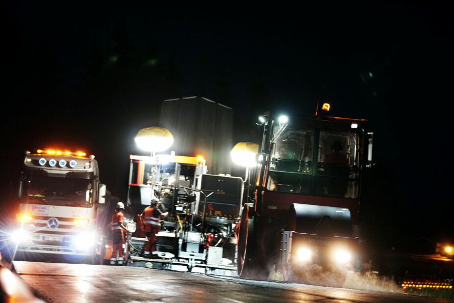 <b>TRANGT OM PLASSEN:</b> Oppunder ti lastebiler går i skytteltrafikk mellom asfaltverket i Moss og den flombelyste asfaltutleggeren på fylkesvei 124 ved Askim. I løpet av natten legges drøyt 1000 tonn asfalt på veien. 