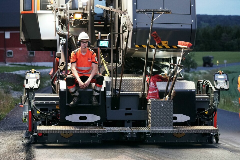 PUST I BAKKEN: Henrik Syversen og laget får en uvarslet pause når lastebilen med asfalt er forsinket. Det gir mulighet til å ta av varme vernehansker og hvile noen minutter.