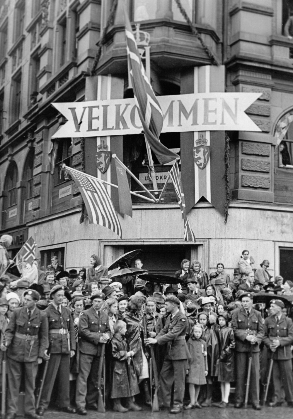 <b>FULL FEIRING:</b> Norsk­amerikanske soldater fra 99th Battalion sto æresvakt da Kong Haakon kom tilbake til Norge 7. juni 1945. De amerikanske flaggene vaiet side om side med det norske.