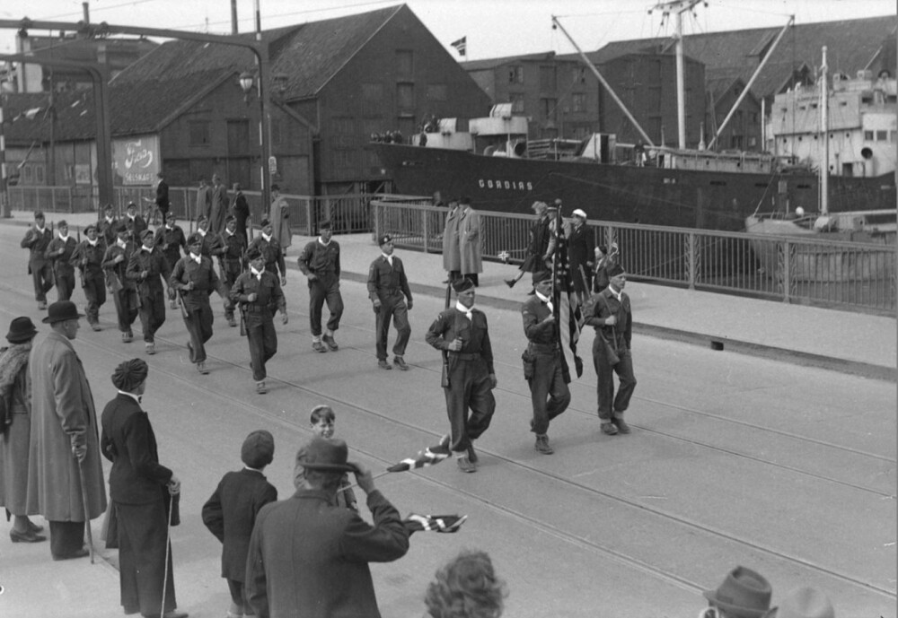 <b>FORTROPP:</b> De første norsk­amerikanske soldatene kom til Norge mot slutten av krigen, blant annet for å drive sabotasje. Her marsjerer soldatene under amerikansk flagg 17. mai 1945 i Trondheim.