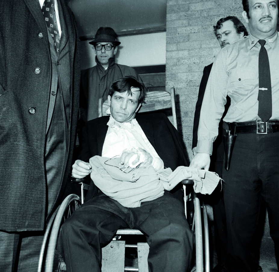 <b>SLU REV:</b> Garrett Trapnell forlater et sykehus i New York etter behandling for skuddskader fra kaprerdramaet i januar 1972. Det var bare begynnelsen på en vill historie med et plott som ikke engang Jo Nesbø på speed kunne funnet opp.
