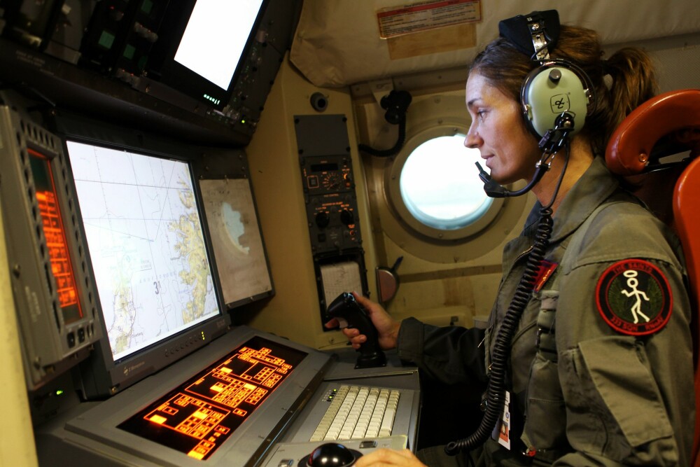 <b>VAKTSOMT BLIKK:</b> En operatør om bord i en av Forsvarets maritime P-3C Orion patruljefly følger vaktsomt med på skjermen under et tokt i nordområdene. 