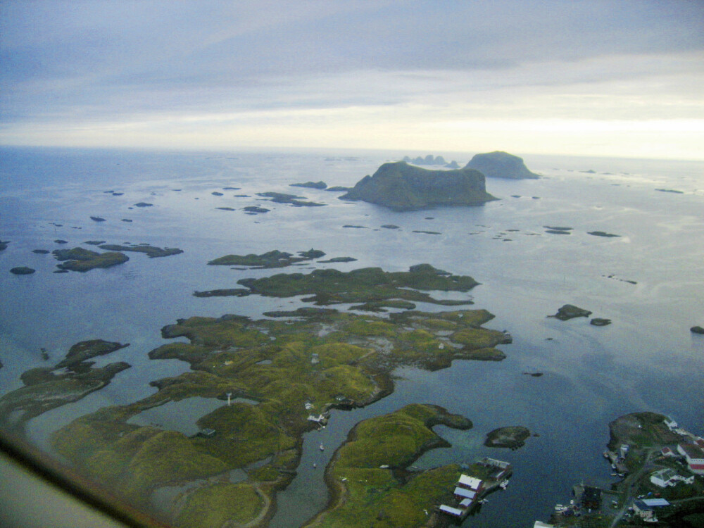 RøstEt lite sam­funn yt­terst i Lofoten som be­står av 304 øyer, rundt 500 inn­byg­ge­re og om­trent 250 000 hek­ken­de lun­de­fugl­par. Knok­ler fra sel fun­net i en hule vi­ser at det har bodd folk på Røst i over 3500 år. (Foto: Wi­ki­pe­dia)