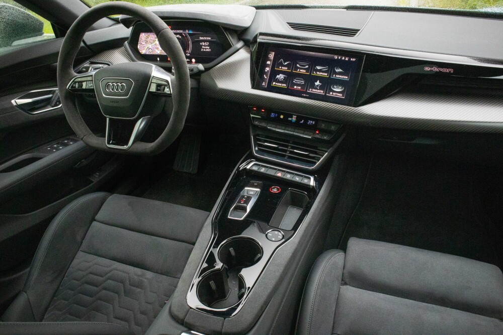 <b>STANDARD AUDI:</b> Utover følelsen av å sitte i en lav, bred bil er selve førerplassen i velkjent Audi-stil.