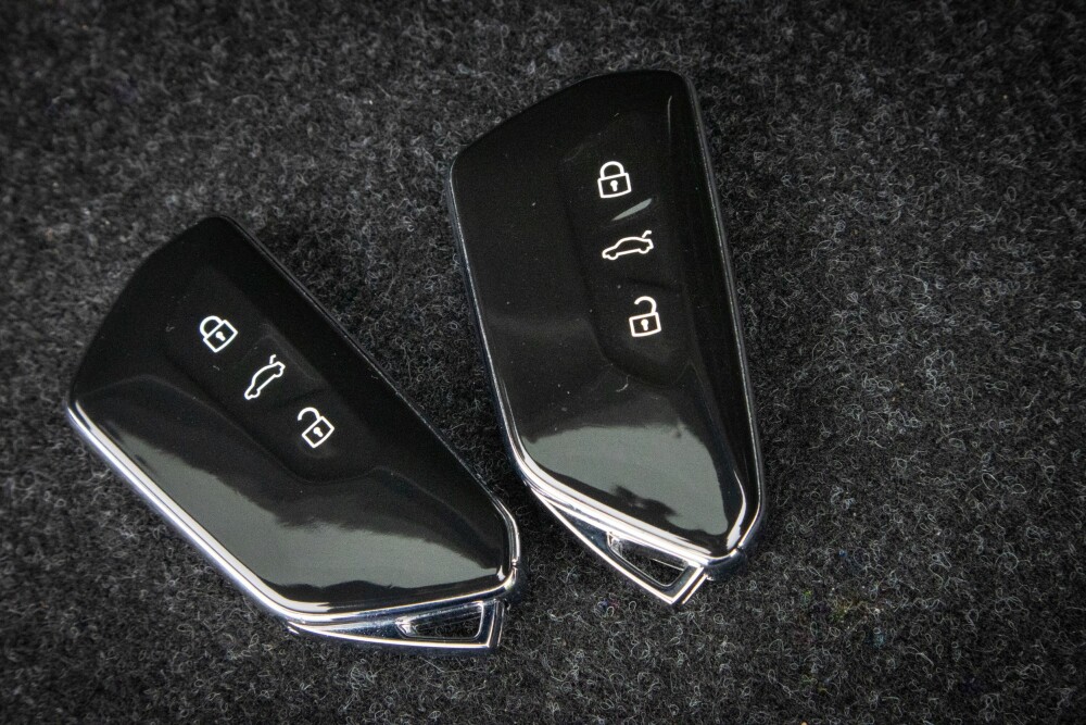 <b>LIKE:</b> Nøklene symboliserer godt forskjellen mellom de to bilene. De er svært like. 