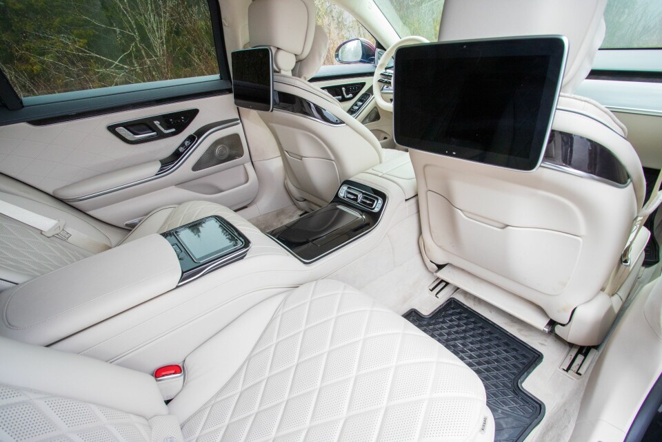 TA PLASS: Det er ikke vanskelig å overlate rattet til andre, når baksetet ser slik ut.