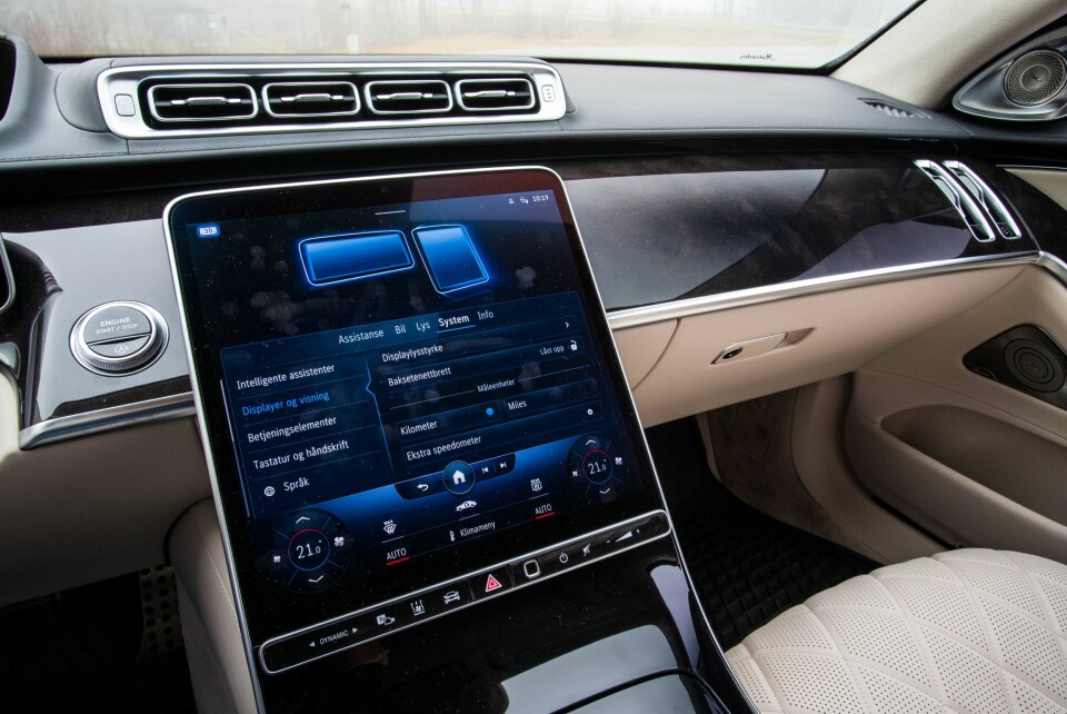 MÅ TIL: Med alle innstillingsmulighetene i en godt utstyrt S-klasse er ikke en stor betjeningsskjerm til pynt, den er uunnværlig.
