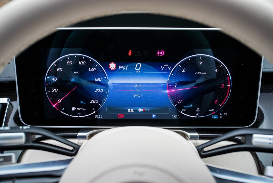 MODERNE: Digitalt instrumentbord med mange valgmuligheter i S-klasse.