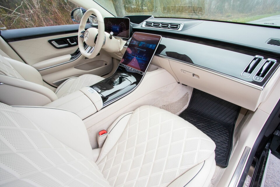 SMIDIG: Avslappende og uanstrengt er den beste beskrivelsen på kjørefølelsen i en S-klasse.