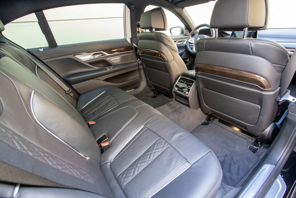 ENKEL: Bare i sammenligning med S-klasse blir innredningen i vår 7-serie en smule enkel. Men her kan du pøse på med komfort- og luksusutstyr.