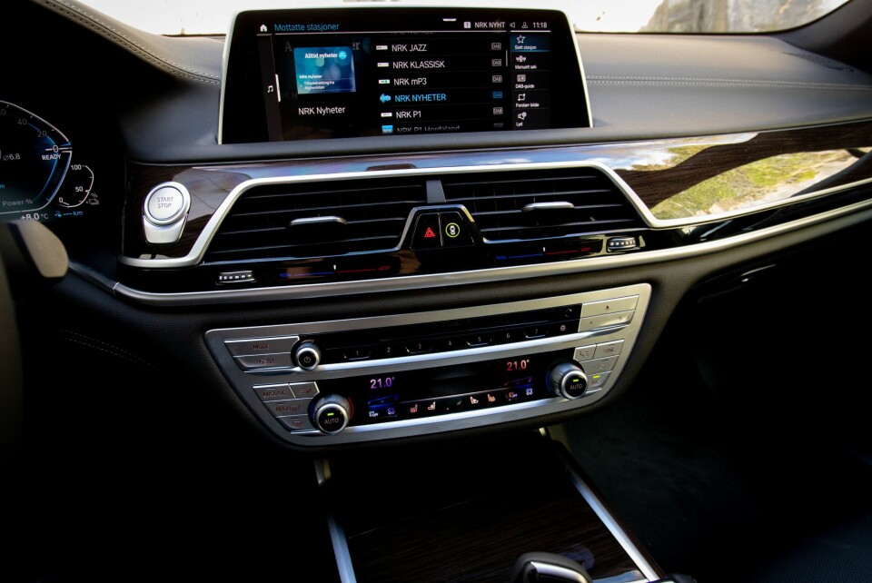 KLASSISK: Midtkonsollen i 7-serie vitner om at BMW fortsatt er en svært førerorientert bil. Ingen unødvendigheter her.
