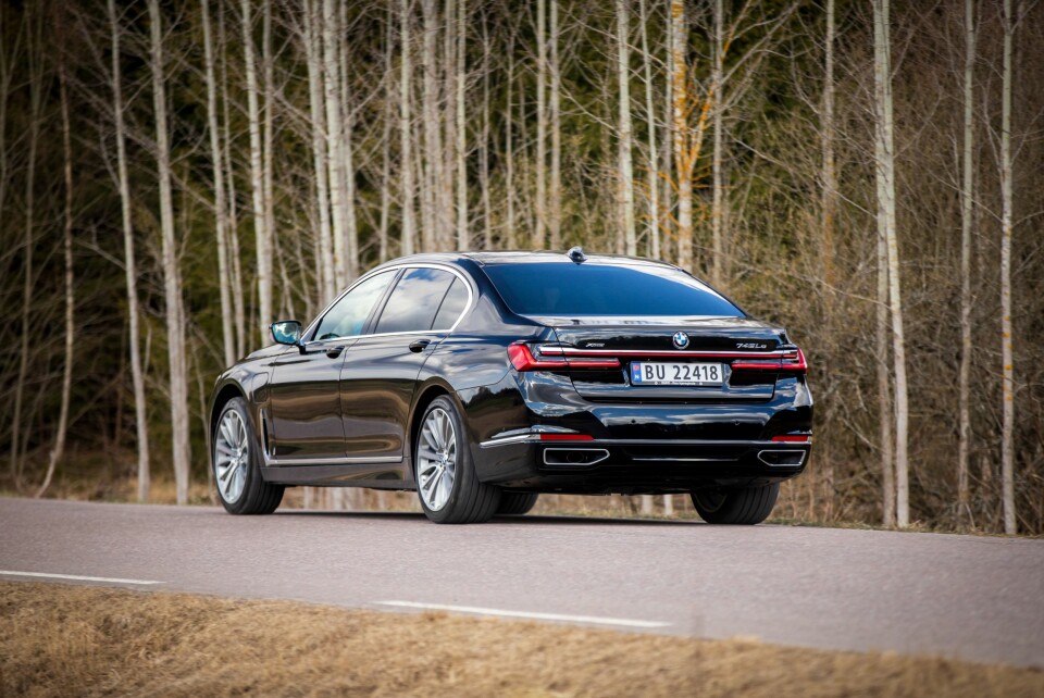 LADEHYBRID: Bensindrevet rekkesekser er herlig i BMW, og elmotoren gir ekstra futt og styrke med sine 394 hk.