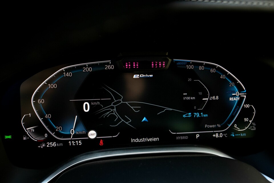 NØKTERN: Ingen fargeorgier på BMW-instrumentene, men du får all den infoen du trenger.