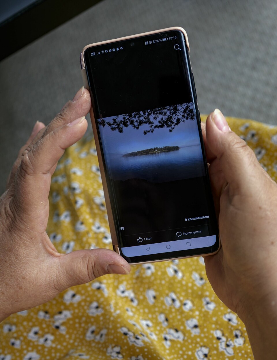 DEN HJERTEFORMEDE ØYA: Ingrid har mange bilder på telefonen fra tiden etter 22. juli 2011. Her har hun tatt et bilde av Utøya.